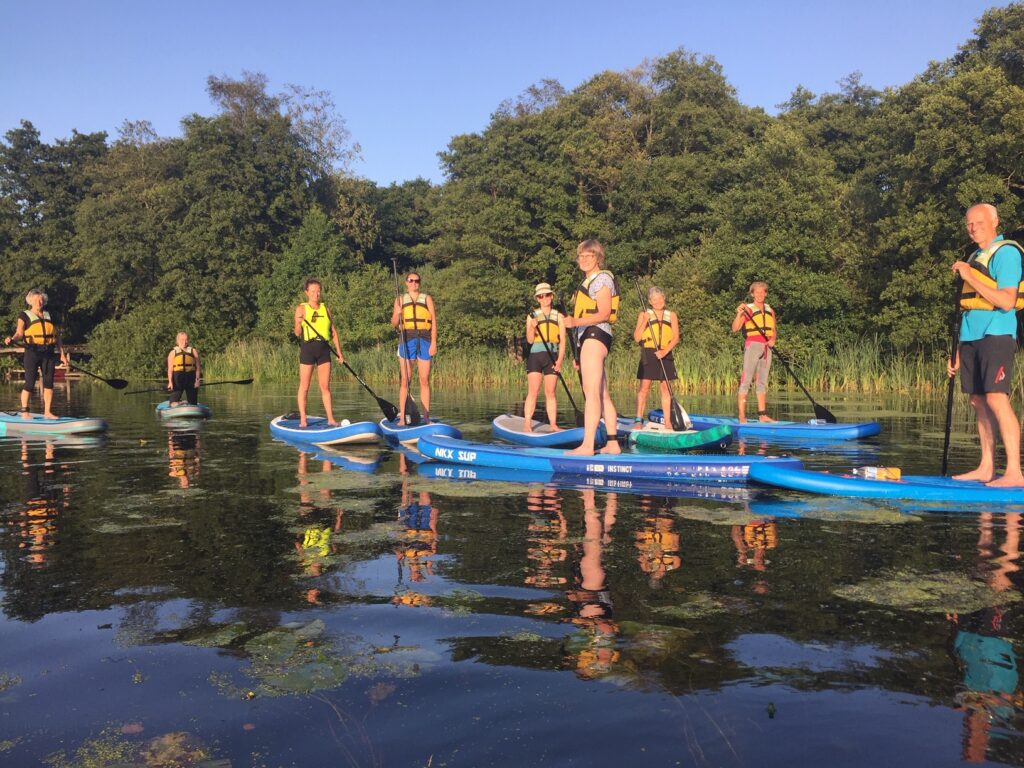 På paddleboard med yoga og mindfulness