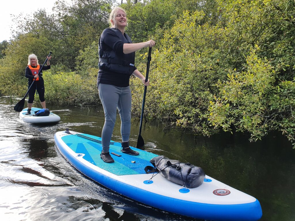 To kvinder på SUP